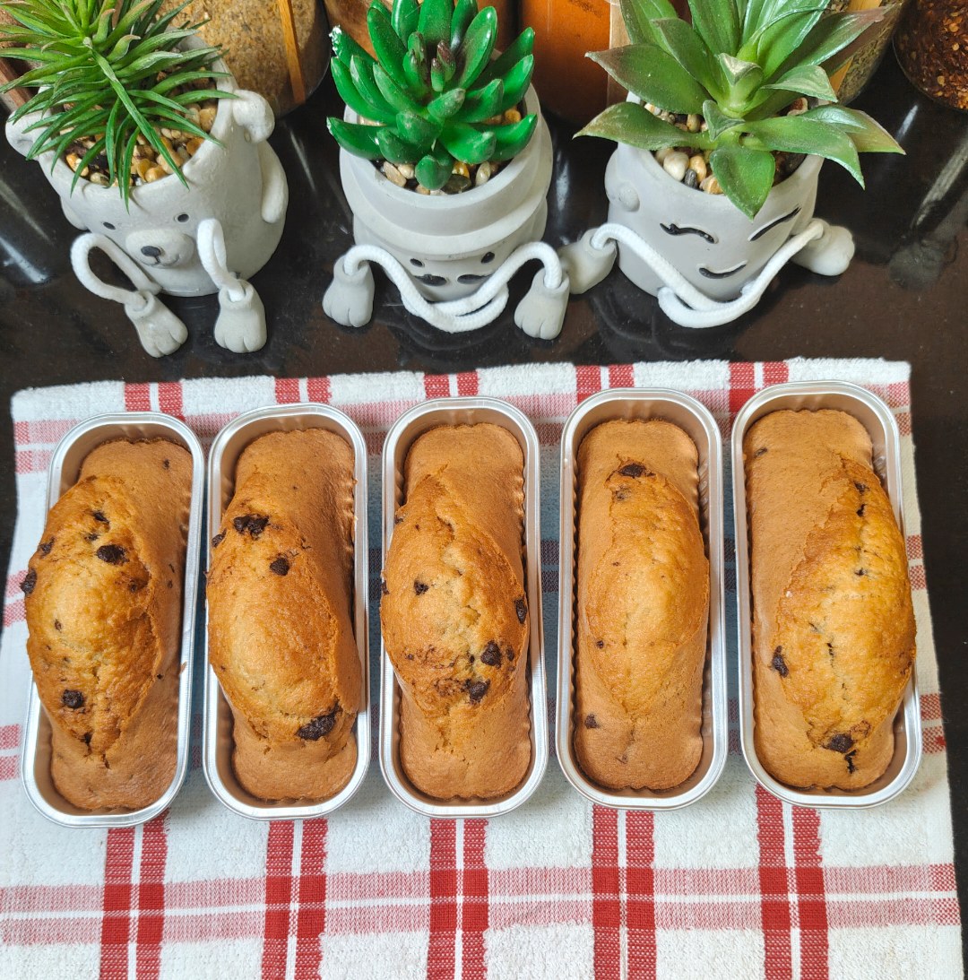 Air Fryer Mini Chocolate Chip Cakes